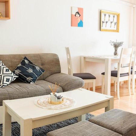 Apartman Lili Knin Exteriör bild
