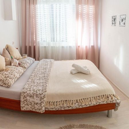 Apartman Lili Knin Exteriör bild