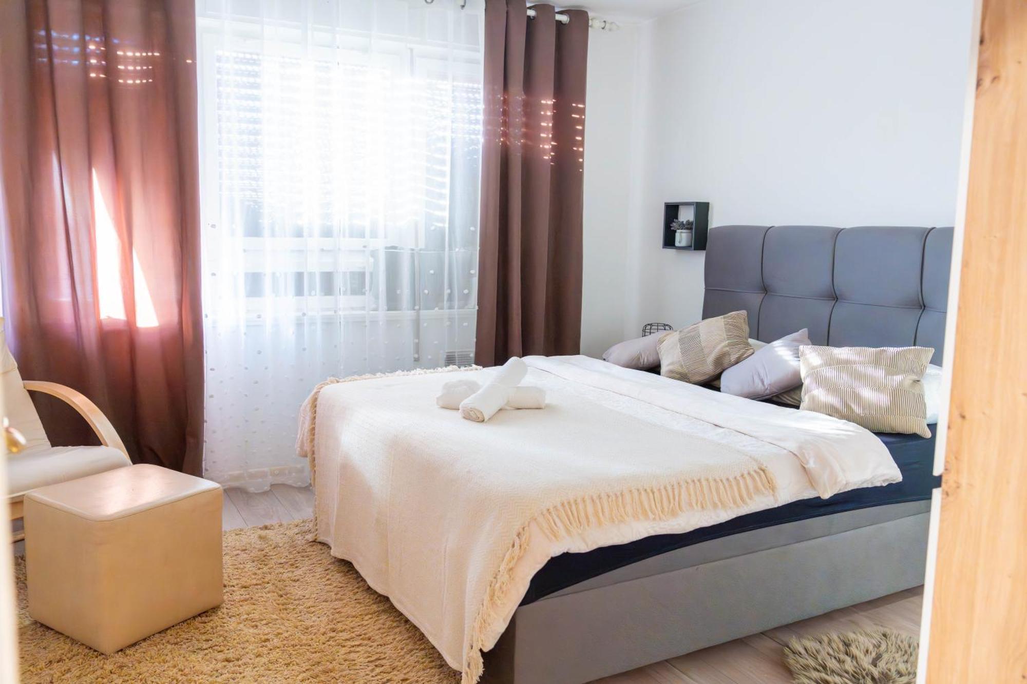 Apartman Lili Knin Exteriör bild