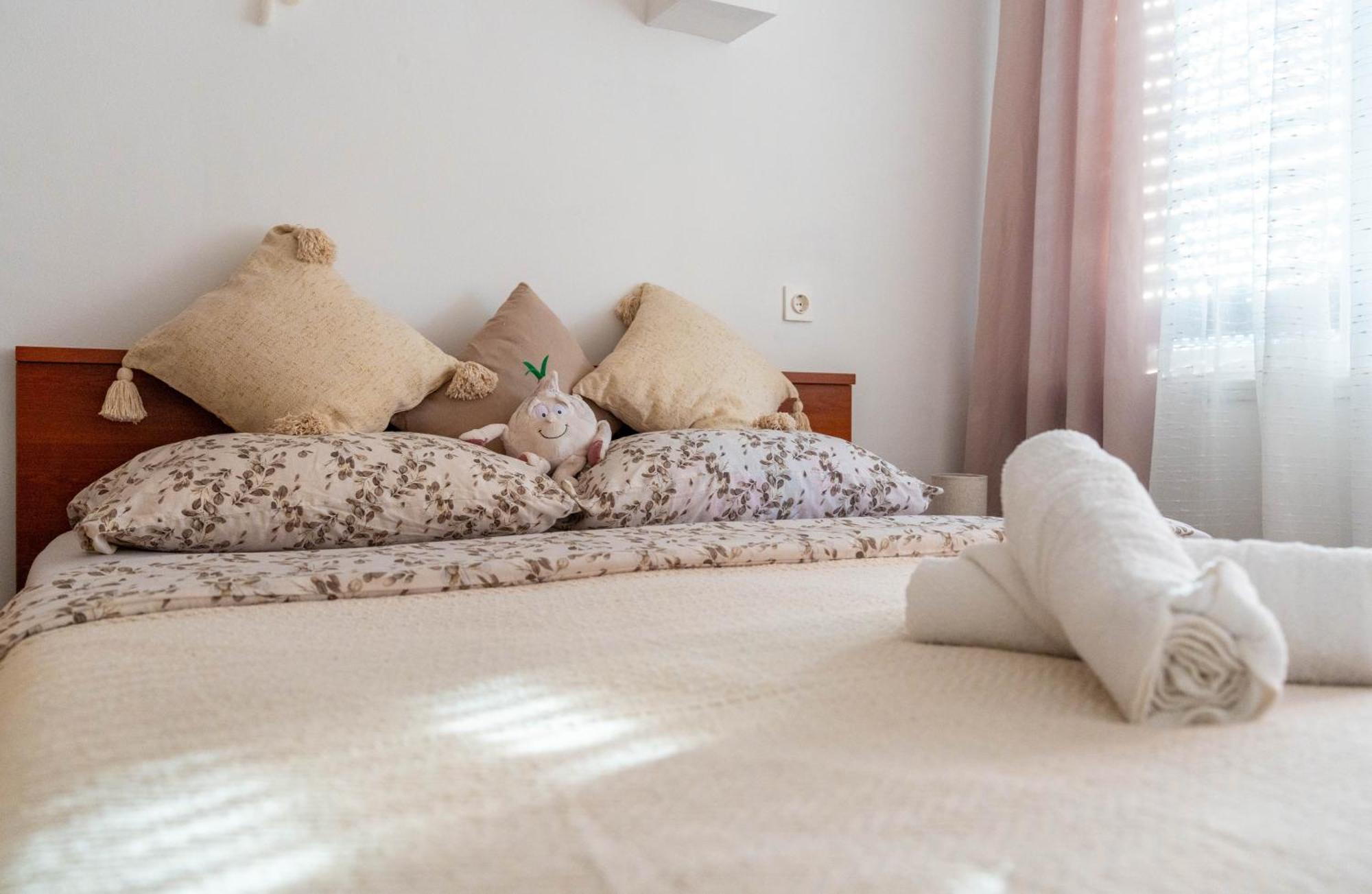 Apartman Lili Knin Exteriör bild
