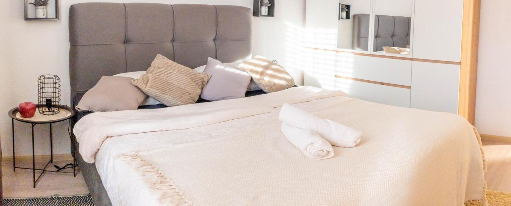 Apartman Lili Knin Exteriör bild