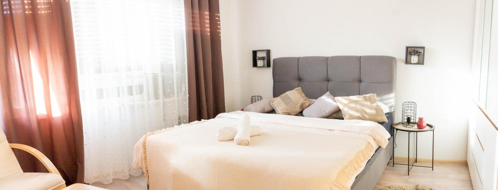 Apartman Lili Knin Exteriör bild