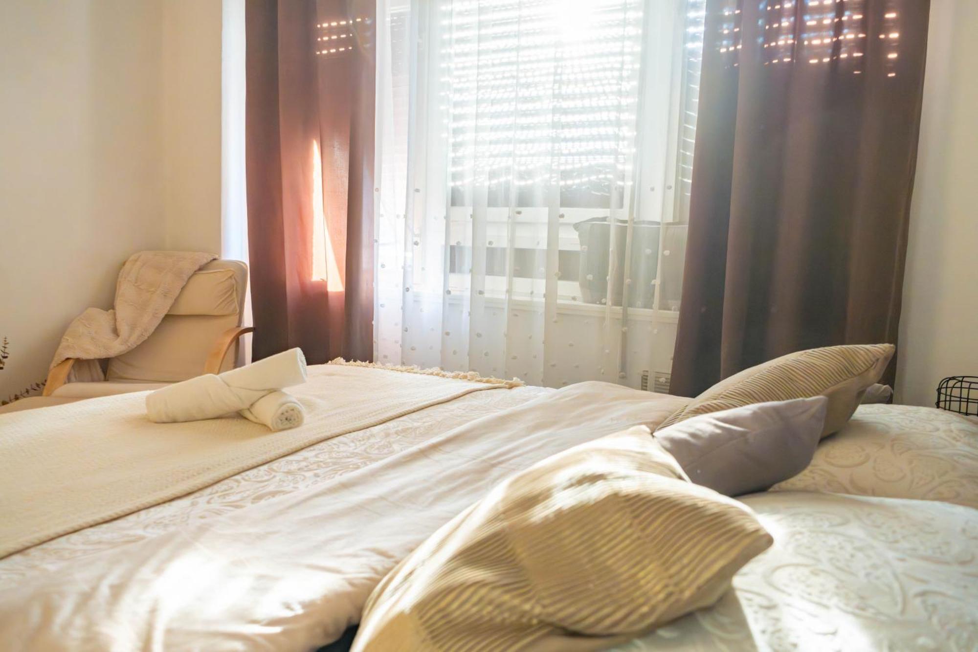 Apartman Lili Knin Exteriör bild