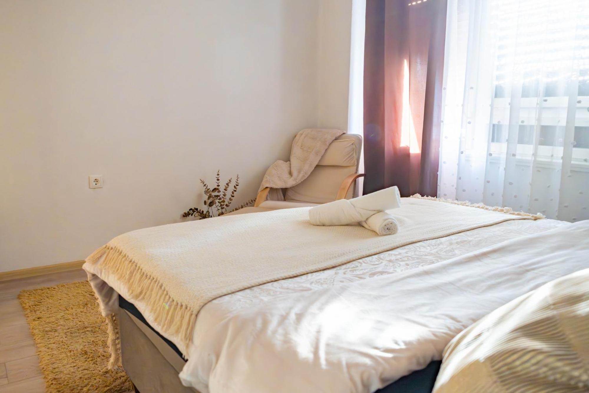 Apartman Lili Knin Exteriör bild
