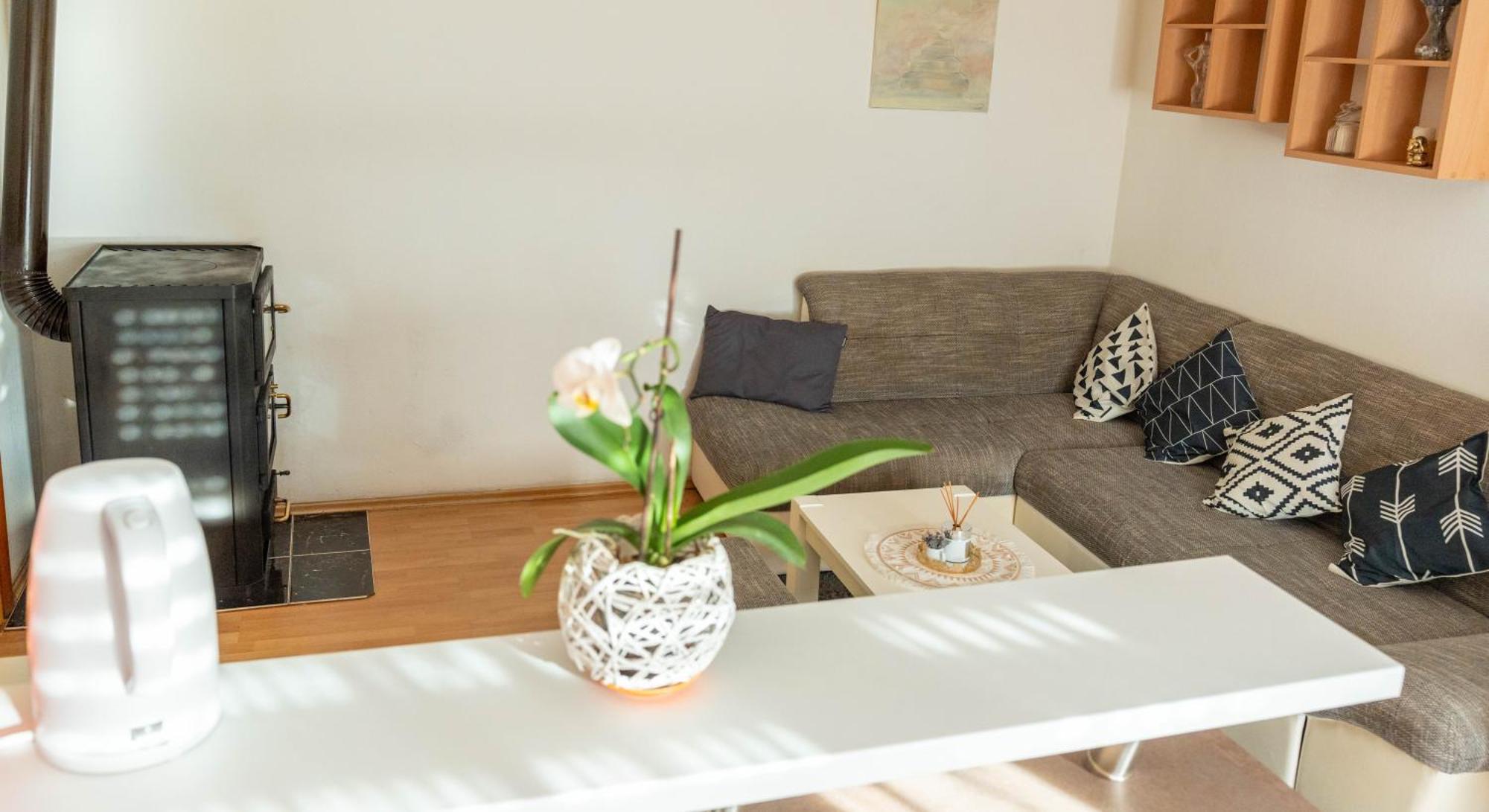 Apartman Lili Knin Exteriör bild
