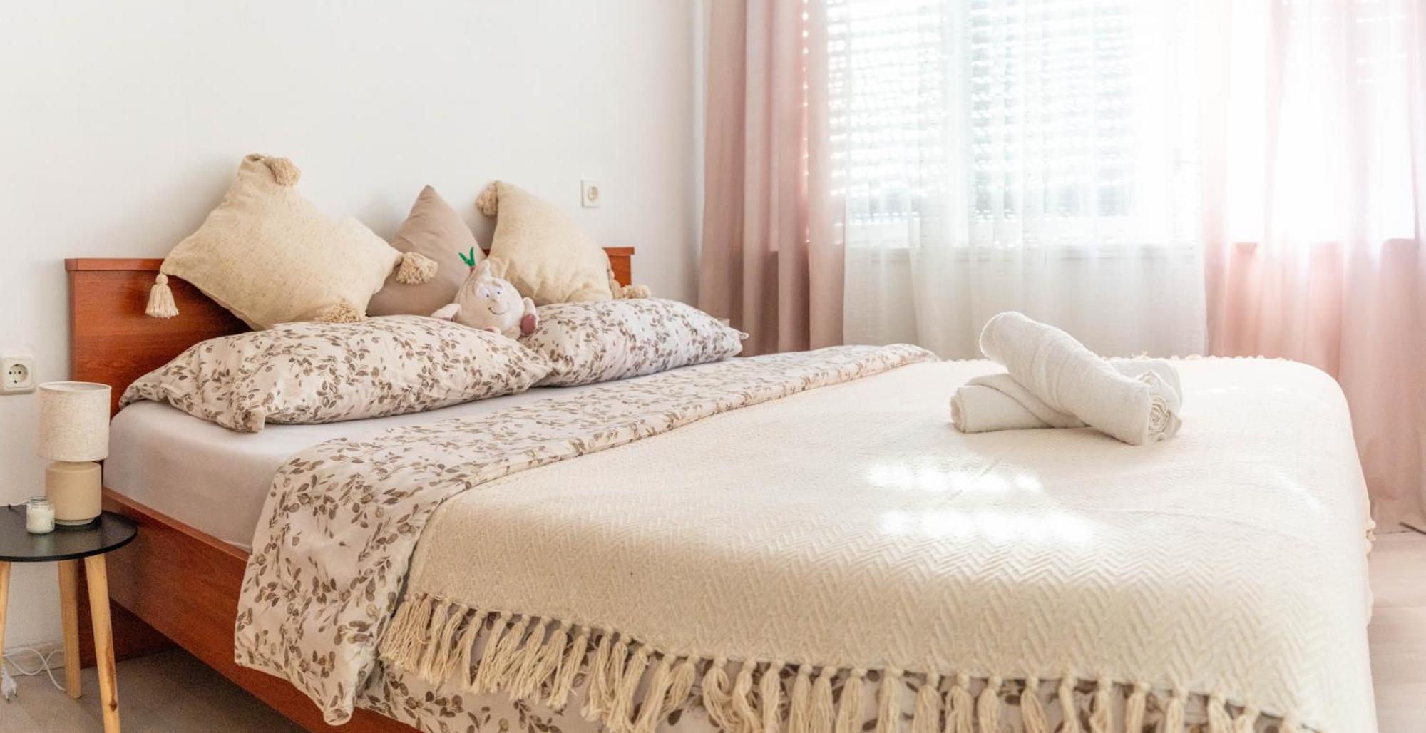 Apartman Lili Knin Exteriör bild