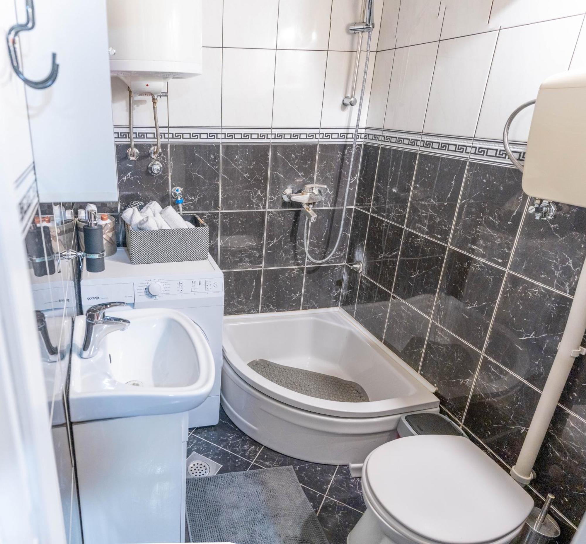 Apartman Lili Knin Exteriör bild
