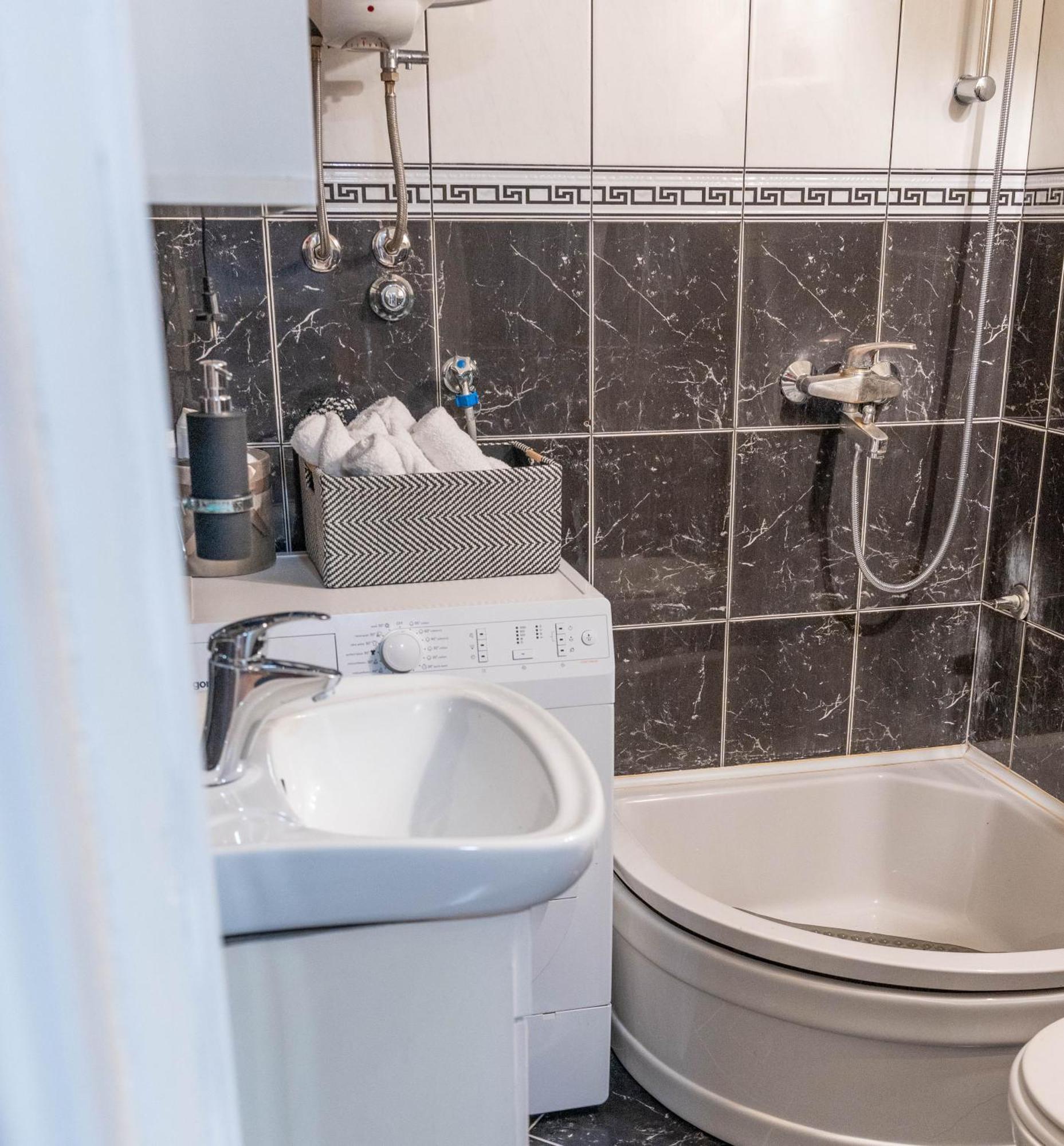 Apartman Lili Knin Exteriör bild